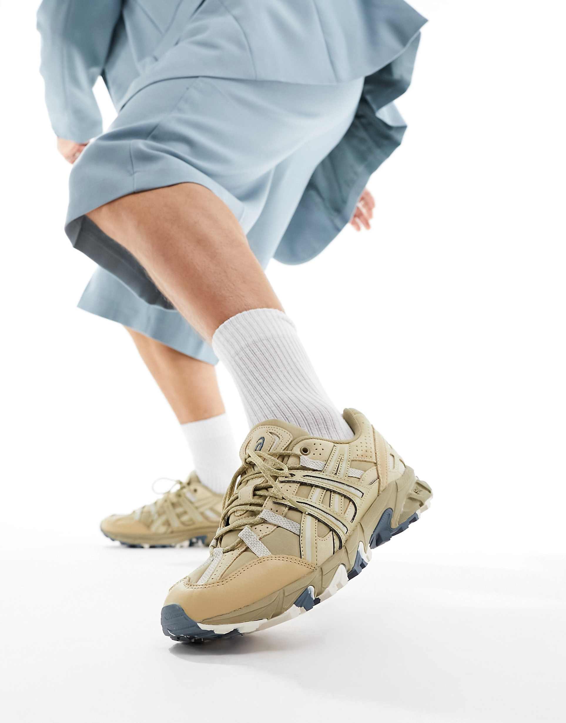ASICS SONOMA קרם כהה